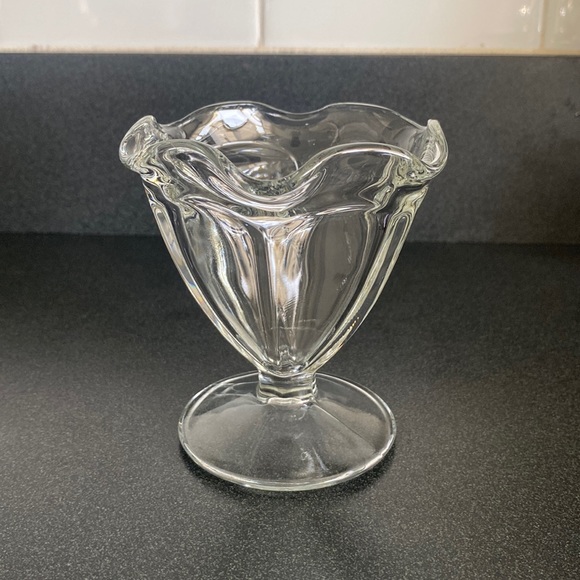 Set of four Vintage ice cream sundae glasses. - Picture 2 of 4